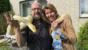 Bettina Böttinger mit Markus Becker, der seit 20 Jahren einen Filmtierverleih betreibt und verletzte Wildtiere in seiner eigenen Auffangstation aufpäppelt.