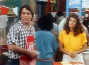 Tony (Tony Danza, l.) trifft seine alte Flamme Frankie (Kristina Alfonso, r.) wieder und verliebt sich erneut in sie.