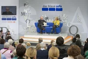 Das blaue Sofa auf der Leipziger Buchmesse am 18. März 2016. Luzia Braun mit Michael Köhlmeier.