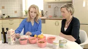 Anne Fleck zeigt Sandra M. bei einem Hausbesuch, warum für sie Kohlenhydrate besser sind, die den Blutzucker lange konstant halten (z.B. Gemüse, Hülsenfrüchte und Produkte aus Buchweizen, Dinkel, Hafer oder Vollkorn).
Weitere Fotos auf Anfrage.
