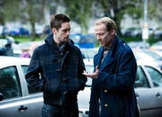 Lagebesprechung: Iain Glen als Jack Taylor, Killian Scott als Cody Farraher
