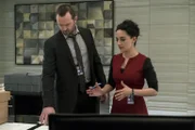 Für Weller (Sullivan Stapleton, l.) und Nas (Archie Panjabi, r.) beginnt ein gnadenloser Wettlauf mit der Zeit. Werden sie Jane, ihren neuen Freund und die anderen Entführungsopfer noch früh genug befreien können?