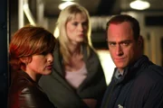 Det. Benson (Mariska Hargitay, li.), ADA Cabot (Stephanie March, mi.) und Det. Staber (Christopher Meloni, re.) haben bei ihren Ermittlungen in ein Wespennest gestochen... Photographer: Will Hart ©2003 Universal Network Television, LLC. All rights reserved.