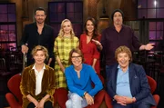 Moderatorin Bettina Böttinger mit ihren Gästen vorn, v.l.n.r. Margarita Broich und Tony Marshall mit hinten, v.l.n.r. Till Brönner, Janin Ullmann, Carolin Kebekus, Torsten Sträter