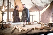 Stannis Baratheon (Stephen Dillane, r), Melisandre (Carice van Houten, l)