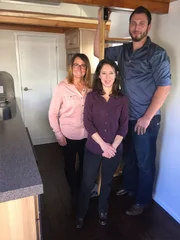 Tiny House Hunters Season3 EP Free to Be Tiny, Tiny House Hunters Staffel3 EP TraumhaĚˆuschen
Homebuyer Cianna (Center) and friend Shelley (Left) along side tiny house builder Nick Mosley tour this quaint 163 sq. ft. tiny house as seen on Tiny House Hunters.