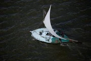 Bateau de pêche sur le lac Burullus, Delta du Nil près de Rosette (Rachid), Kafr el-Cheik, Egypte ( 31°26'27.85"N - 30°43'58.81"E) © Yann Arthus-Bertrand / altitude-photo.com