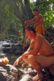 Männer am Flusslauf, Hawaii
