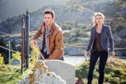 Allan Hawco (Jake Doyle), Krystin Pellerin (Leslie Bennett).