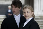 Die beiden neuen Referendare der Shoe Lane Kanzlei: Nick Slade (Tom Hughes) und Niamh Cranitch (Natalie Dormer)