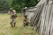 US-Rangers nähern sich einem Bauernhof im französichen Pointe du Hoc. (Reenactment)
