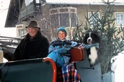 SWR Fernsehen DER BERGDOKTOR - EINE WEIHNACHTSGESCHICHTE AUS TIROL, am Sonntag (23.12.12) um 13:05 Uhr.
Die Vorfreude auf Weihnachten ist groß: Pankraz (Walter Reyer, l.), der kleine Maxl (Manuel Guggenberger, r.) und sein Hund.