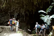 Der Start einer Expedition in die Tiefe der Erde: Die Wissenschaftler stehen vor dem massiven Eingang am Naj Tunich, der heiligen Höhle der Maya in Guatemala.