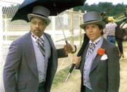 Magnum hat Rick (Larry Manetti, re.) und T.C. (Roger E. Mosley) zum Pferderennen eingeladen.