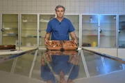 Prof. Dr. Michael Tsokos und seine Kollegen sind zur Stelle, wenn es darum geht, grauenvolle und auch kuriose Mordfälle aufzuklären ...