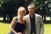 Margret (Sólveig Arnarsdóttir) bringt Robert Heinrichs (Gert Anthoff) Leben in Schwung.