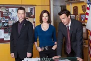 Das CSI-Team um Det. Mac Taylor (Gary Sinise, l.) und Det. Josephine Danville (Sela Ward) werden in den Ermittlungen im Mordfall eines Bäckereibesitzers von FBI Agent Russ Josephson (David James Elliott) unterstützt. Können Sie gemeinsam den Täter fassen?