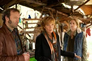 Ellen Lucas (Ulrike Kriener, M.) stattet Volker (Max Schmidt) und Martina Heise (Cristin König, r.) einen Besuch ab. Beide geraten ins Visier der Ermittler, da sie einer Gruppe angehören, die sich für Flüchtlinge im Kirchenasyl engagieren.