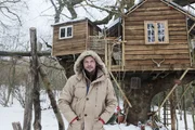 Jimmy Doherty im Schnee vor einem Baumhaus.