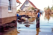 Durch Hochwasser verlieren Menschen ihre Häuser und ihren gesamten Besitz.