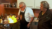 Recht feurig geht es bei den Artistenbrüdern Johann und Falko Traber beim Hobbykochwettbewerb um den „leckersten Teller“ zu.