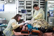 Ist es bereits zu spät als Dr. Kinney (Wendy Crewson, l.) und Joel (Daniel Gillies, r.) erkennen, wie schlecht es um die beiden durch Isolierschaum verbundenen Patienten geht?