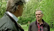 Rudi Wonsack (re.) im Gespräch mit Peter Escher auf dem Friedhof.