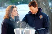 Der Mörder hat Spuren im Schnee hinterlassen - Ein Umstand, der Taylor (Gary Sinise) und Bonasera (Melina Kanakaredes) weiterhelfen kann.