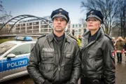 Mattes (Matthias Schloo, l.) und Melanie (Sanna Englund, r.) versuchen, den Unfallhergang zu rekonstruieren. Warum raste der PKW frontal gegen einen Baum?