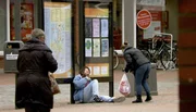 Schauspieler Christian Rudolf spielt einen Schwächeanfall.
