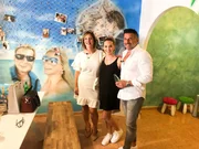 Daniela Büchner (l.) mit Tamara und Marco bei der Eröffnung der Faneteria.