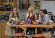 Können sie Sheldon zur Vernunft bringen? Amy (Mayim Bialik, l.), Penny (Kaley Cuoco, M.) und Leonard (Johnny Galecki, r.) ...