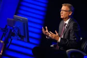 Niemand kann erahnen, ob Günther Jauch zum Joker rät, um zu helfen, oder ob er die Absicht hat, dem Kandidaten die Joker "aus der Tasche zu ziehen". Günther Jauch agiert wie kein anderer Moderator, und gerade das macht ihn für die Kandidaten undurchschaubar.