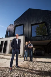 Kevin McCloud (l.), Nik Daughtry und Jon Daughtry vor ihrem Haus in Sheffield.