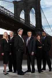 (v.li.:) Die Staatsanwälte Serena Southerlyn (Elisabeth Röhm), Arthur Branch (Fred Dalton Thompson) und Jack McCoy (Sam Waterston), Det. Lennie Briscoe (Jerry Orbach), Lieutenant Anita Van Buren (S. Epatha Merkerson), Det. Edward Green (Jesse L. Martin).