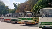 Parade der historischen DDR-Busse der Marke Fleischer beim Treffen in Naumburg im Juli 2018
