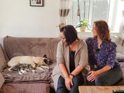 Kate Kitchenham besucht Tierarzthelferin Patricia Albrecht. Mopsdame Apple hat die kleine Katze Curry adoptiert.