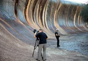 Das NDR Team (Bernd Wolf, Kamera, Samy Kassem, Ton) vor dem Wave Rock in Westaustralien.