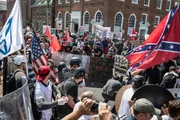 Charlottesville, 12. August 2017: Zusammenstöße zwischen einem ultra-rechten Aufmarsch und Gegen-Demonstranten zeigen die neue Gewaltbereitschaft der rechten Szene deutlich.