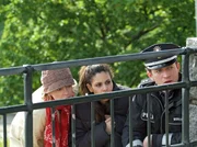 Christina (Gisela Schneeberger, l.), Yasmin (Burcu Dal, M.) und Wachtmeister Wohler (Josef Heynert, r.) beobachten voller Angst das Vorgehen Ehrenbergs.