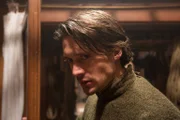 George (David Oakes), der Bruder von König Edward, würde lieber sich selbst auf dem Thron sehen ...