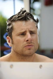 Um eine mögliche Virus-Übertragung zu vermeiden, wird Shawn (James Roday) gründlich desinfiziert.