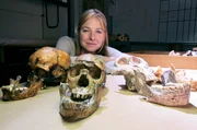 Dr. Alice Roberts erforscht, wie unsere Spezies, Homo sapiens, sein großes Gehirn entwickelt hat