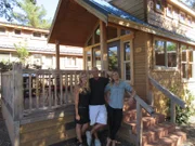 Tiny House Hunters Season3 EP Simply Downsizing, Tiny House Hunters Staffel3 EP Decrescendo
Realtor, Brianna (L) has found a terrific tiny house for Mark to tour today. Located in Montecito CA, as seen on Tiny House Hunters.