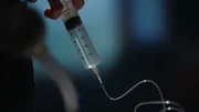 In der ambulanten Intensivpflege geht es um Hochrisikopatienten, die rund um die Uhr Betreuung brauchen. Häufig aber wollen Pflegedienste mit ihnen vor allem Kasse machen, Pfleger sind schlecht ausgebildet, die Kontrolle funktioniert nicht. Eine lebensgefährliche Mischung.