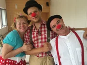 BR-Reporter Nico (Mitte) mit den Klinik-Clowns Luitpold Klassen alias Lupino und Sonja Reichelt alias Gretel.