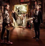 L-R: Tess Hunter (Maemae Renfrow), Max Hunter (Stony Blyden), Daniel Hunter (Thomas Jansen), Jake Hunter (Wilson Radjou-Pujalte), Anika Hunter (Kyra Isako Smith), Evie Hunter (Kate Bensdorp), Sal Hunter (Daan Creyghton)