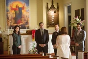 V.l.: Samar Navabi (Mozhan Marnň), Harold Cooper (Harry Lennix), Tom (Ryan Eggold), Liz (Megan Boone, Rückansicht), Aram Mojtabai (Amir Arison)