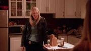 Detective Amanda Rollins (Kelli Giddish) bekommt überraschend Besuch von ihrer Schwester Kim (Lindsay Pulsipher, r.). Doch der Anblick ihrer Schwester schockiert die junge Polizistin.