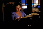 Prue (Shannen Doherty) findet im "Buch der Schatten" eine handschriftliche Notiz ihrer Mutter, die sie vor dem Dämon der Angst warnt ...